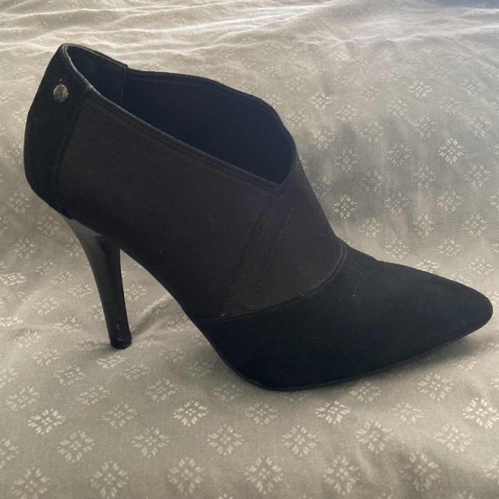 Simply Vera by Vera Wang black heels. Size 6, excellent condition.